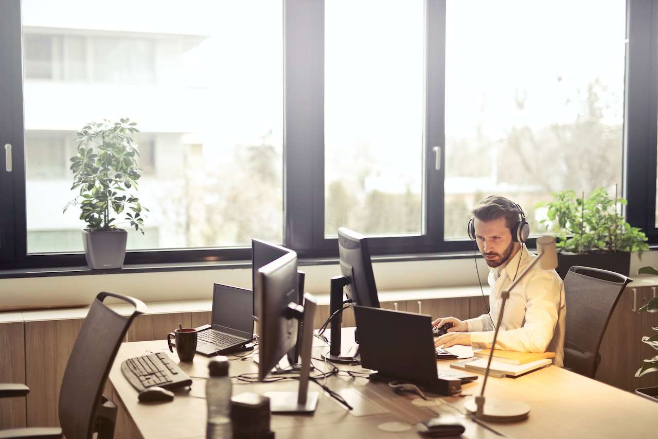 Employers supervising virtual assistants